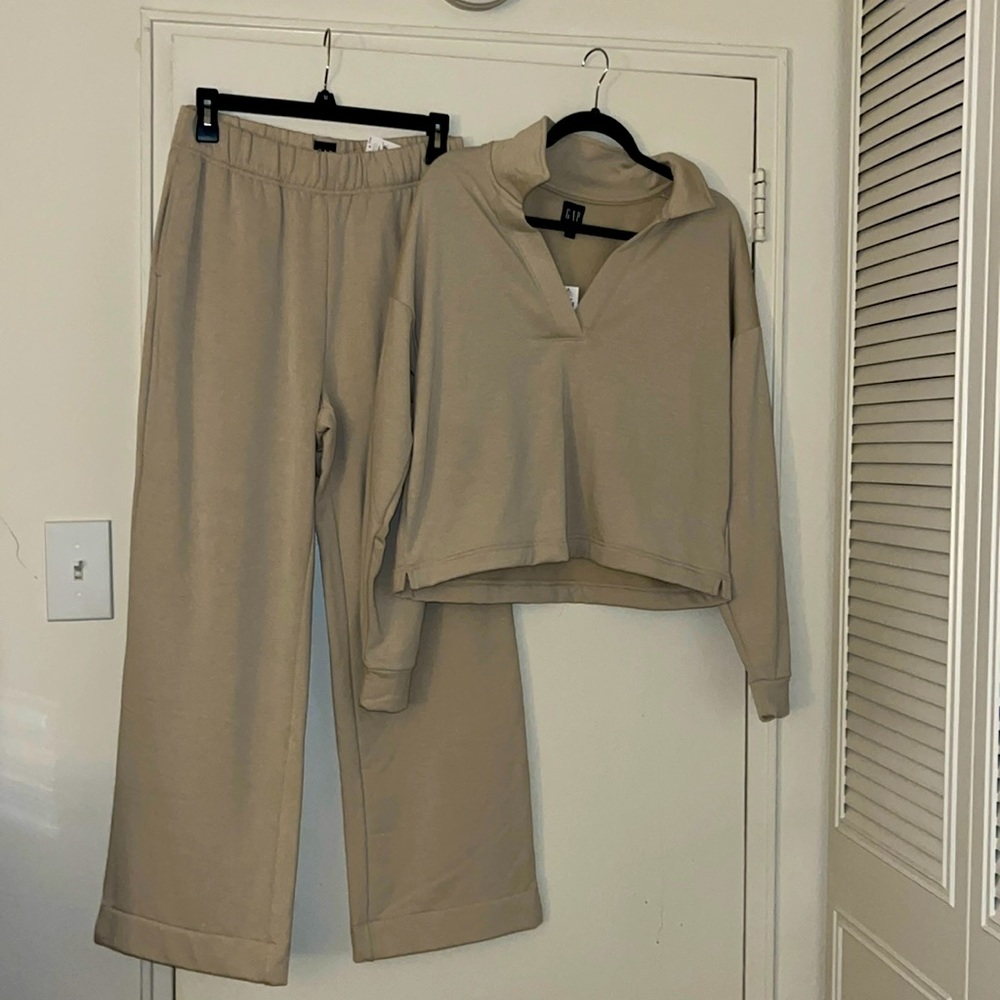 Gap Women’s sweatsuit size M sweatshirt size S pants